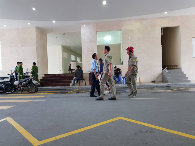 Mặc người yêu quỳ lạy chắp tay cầu xin, gã thanh niên vẫn dùng dao đâm khiến quản lý chung cư tử vong, cô gái bị thương nặng