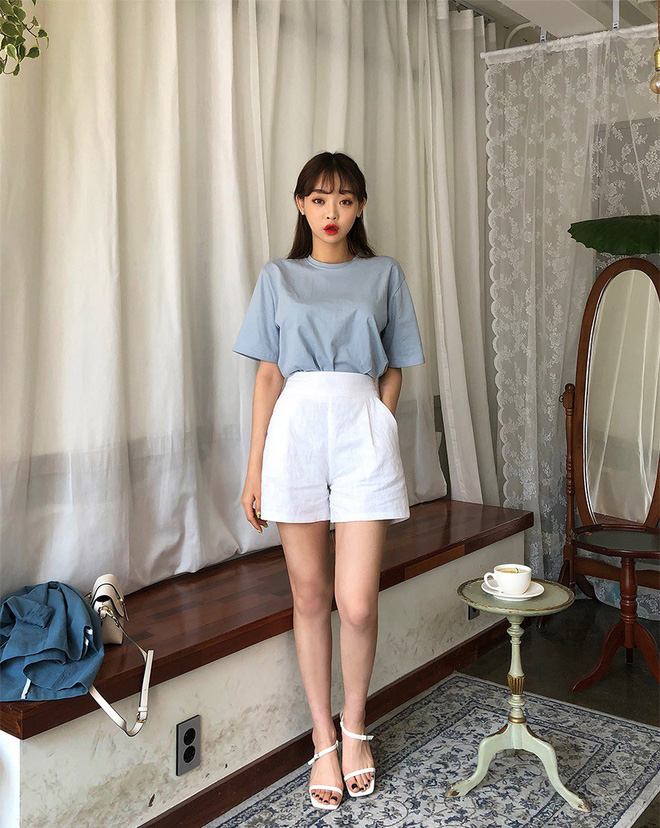 Quần shorts vải nhẹ tênh nhìn đơn giản mà diện được đủ kiểu, từ trẻ trung năng động đến bánh bèo điệu đà Quần shorts vải nhẹ tênh nhìn đơn giản mà diện được đủ kiểu, từ trẻ trung năng động đến bánh bèo điệu đà
