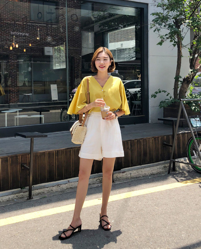 Quần shorts vải nhẹ tênh nhìn đơn giản mà diện được đủ kiểu, từ trẻ trung năng động đến bánh bèo điệu đà Quần shorts vải nhẹ tênh nhìn đơn giản mà diện được đủ kiểu, từ trẻ trung năng động đến bánh bèo điệu đà