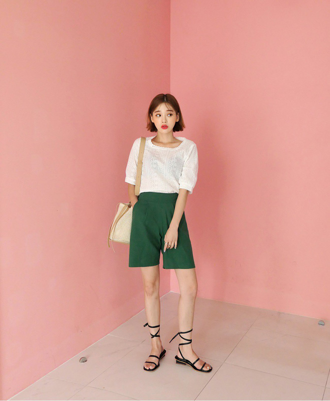 Quần shorts vải nhẹ tênh nhìn đơn giản mà diện được đủ kiểu, từ trẻ trung năng động đến bánh bèo điệu đà