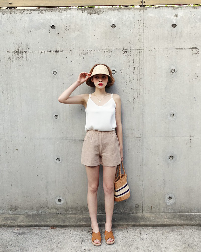 Quần shorts vải nhẹ tênh nhìn đơn giản mà diện được đủ kiểu, từ trẻ trung năng động đến bánh bèo điệu đà Quần shorts vải nhẹ tênh nhìn đơn giản mà diện được đủ kiểu, từ trẻ trung năng động đến bánh bèo điệu đà