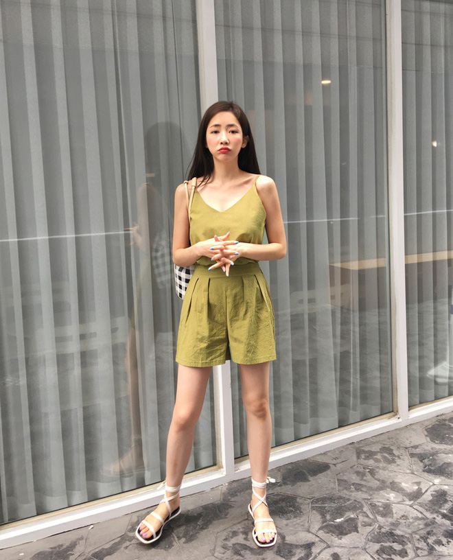 Quần shorts vải nhẹ tênh nhìn đơn giản mà diện được đủ kiểu, từ trẻ trung năng động đến bánh bèo điệu đà Quần shorts vải nhẹ tênh nhìn đơn giản mà diện được đủ kiểu, từ trẻ trung năng động đến bánh bèo điệu đà