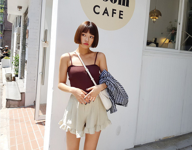 Quần shorts vải nhẹ tênh nhìn đơn giản mà diện được đủ kiểu, từ trẻ trung năng động đến bánh bèo điệu đà Quần shorts vải nhẹ tênh nhìn đơn giản mà diện được đủ kiểu, từ trẻ trung năng động đến bánh bèo điệu đà