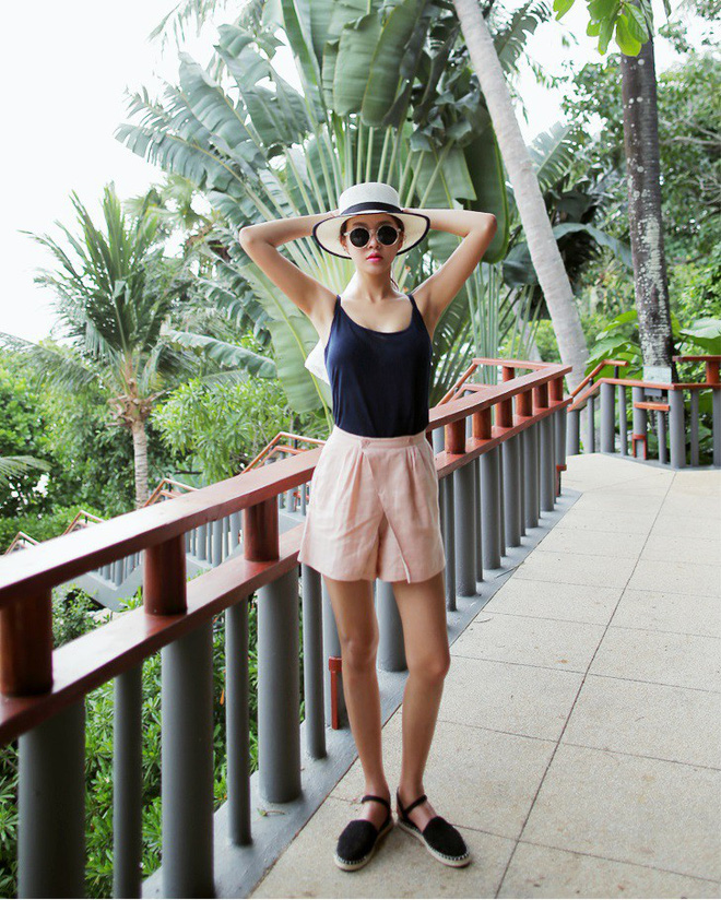 Quần shorts vải nhẹ tênh nhìn đơn giản mà diện được đủ kiểu, từ trẻ trung năng động đến bánh bèo điệu đà Quần shorts vải nhẹ tênh nhìn đơn giản mà diện được đủ kiểu, từ trẻ trung năng động đến bánh bèo điệu đà