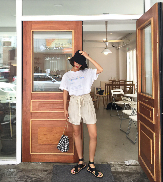 Quần shorts vải nhẹ tênh nhìn đơn giản mà diện được đủ kiểu, từ trẻ trung năng động đến bánh bèo điệu đà