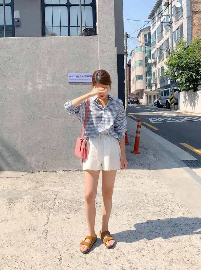 Quần shorts vải nhẹ tênh nhìn đơn giản mà diện được đủ kiểu, từ trẻ trung năng động đến bánh bèo điệu đà Quần shorts vải nhẹ tênh nhìn đơn giản mà diện được đủ kiểu, từ trẻ trung năng động đến bánh bèo điệu đà