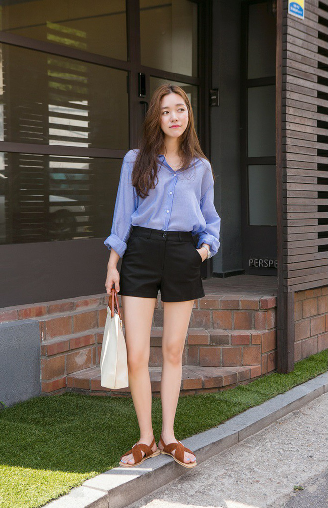 Quần shorts vải nhẹ tênh nhìn đơn giản mà diện được đủ kiểu, từ trẻ trung năng động đến bánh bèo điệu đà