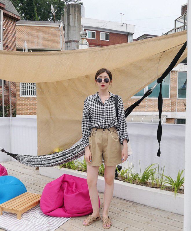 Quần shorts vải nhẹ tênh nhìn đơn giản mà diện được đủ kiểu, từ trẻ trung năng động đến bánh bèo điệu đà