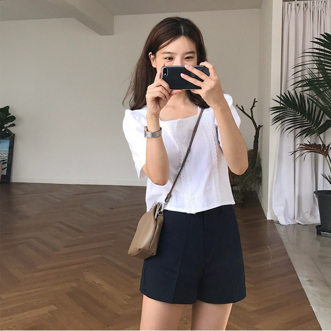 Quần shorts vải nhẹ tênh nhìn đơn giản mà diện được đủ kiểu, từ trẻ trung năng động đến bánh bèo điệu đà Quần shorts vải nhẹ tênh nhìn đơn giản mà diện được đủ kiểu, từ trẻ trung năng động đến bánh bèo điệu đà