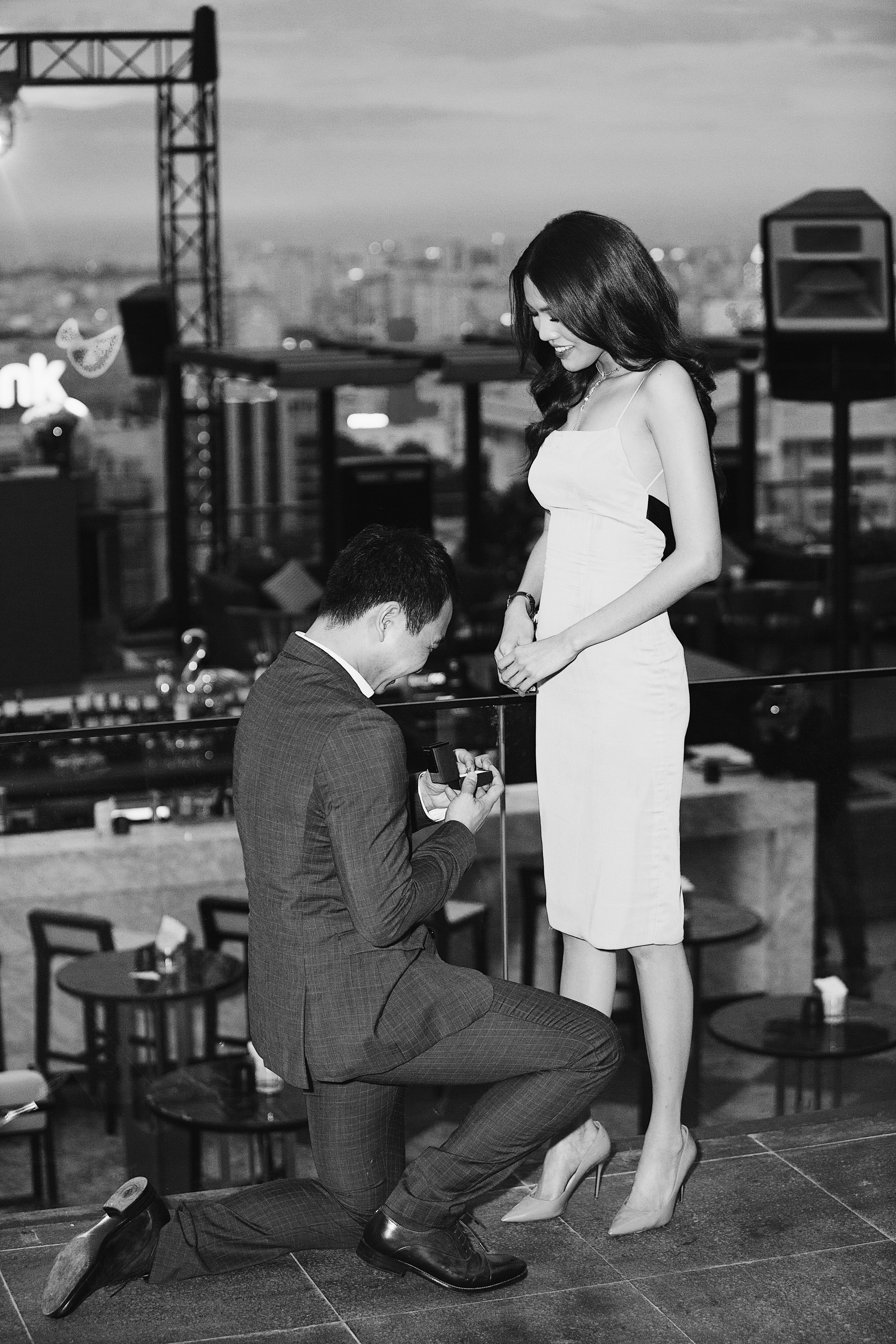 Clip: Lan Khuê bật khóc nức nở khi bất ngờ được bạn trai đại gia John Tuấn Nguyễn cầu hôn