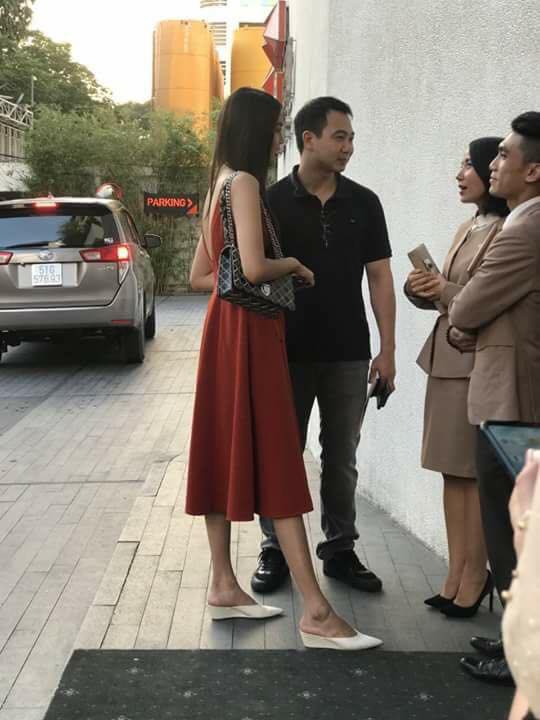 Clip: Lan Khuê bật khóc nức nở khi bất ngờ được bạn trai đại gia John Tuấn Nguyễn cầu hôn