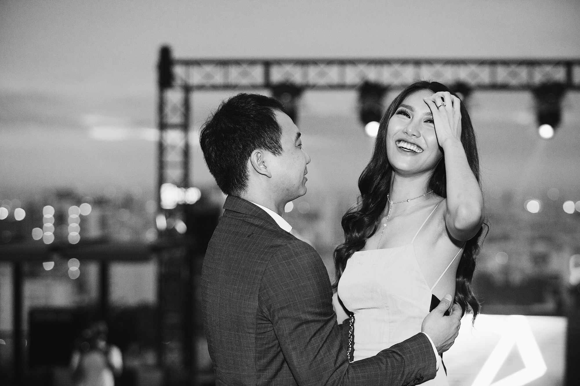 Clip: Lan Khuê bật khóc nức nở khi bất ngờ được bạn trai đại gia John Tuấn Nguyễn cầu hôn