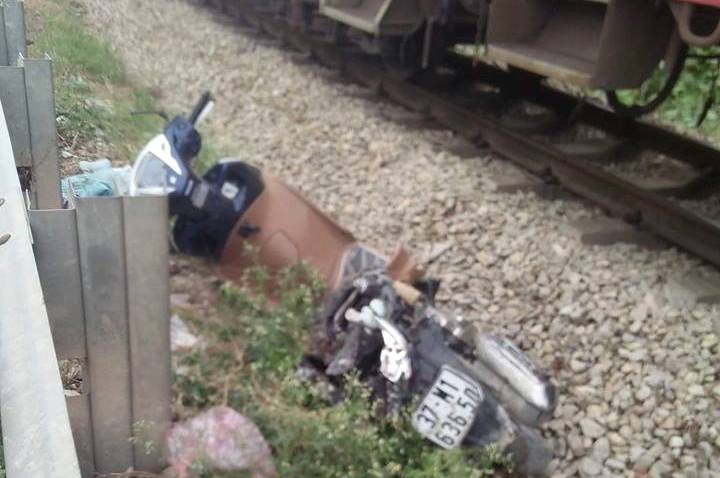 Cố băng qua đường sắt, mẹ tử vong, con nguy kịch