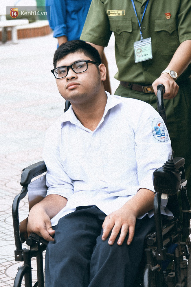 Chuyện người cha già bên chiếc xe lăn chờ con trai thi THPT Quốc Gia: Em nợ bố nhiều lắm