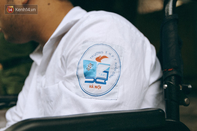 Chuyện người cha già bên chiếc xe lăn chờ con trai thi THPT Quốc Gia: Em nợ bố nhiều lắm