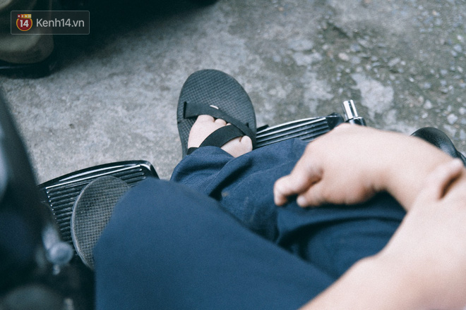 Chuyện người cha già bên chiếc xe lăn chờ con trai thi THPT Quốc Gia: Em nợ bố nhiều lắm