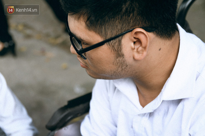 Chuyện người cha già bên chiếc xe lăn chờ con trai thi THPT Quốc Gia: Em nợ bố nhiều lắm