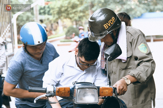 Chuyện người cha già bên chiếc xe lăn chờ con trai thi THPT Quốc Gia: Em nợ bố nhiều lắm