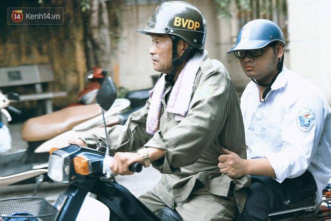 Chuyện người cha già bên chiếc xe lăn chờ con trai thi THPT Quốc Gia: Em nợ bố nhiều lắm