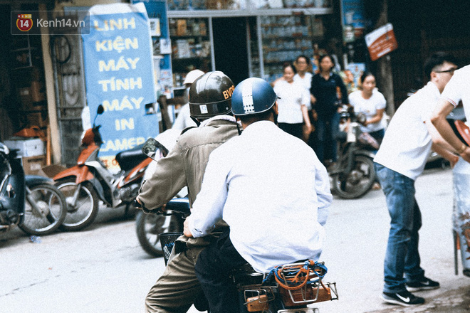 Chuyện người cha già bên chiếc xe lăn chờ con trai thi THPT Quốc Gia: Em nợ bố nhiều lắm