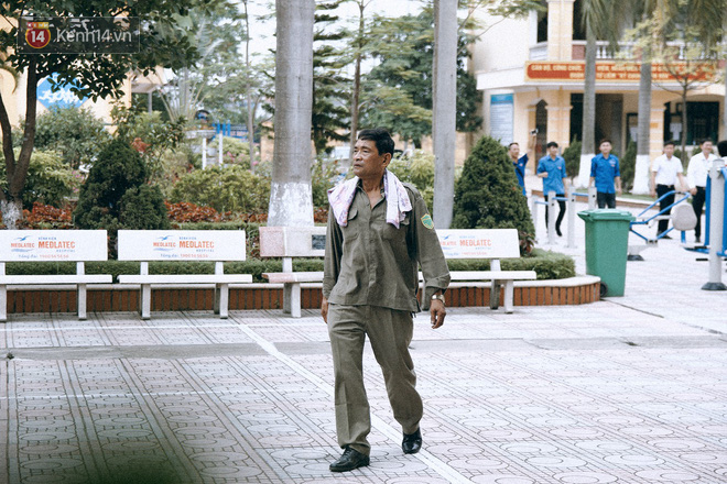 Chuyện người cha già bên chiếc xe lăn chờ con trai thi THPT Quốc Gia: Em nợ bố nhiều lắm