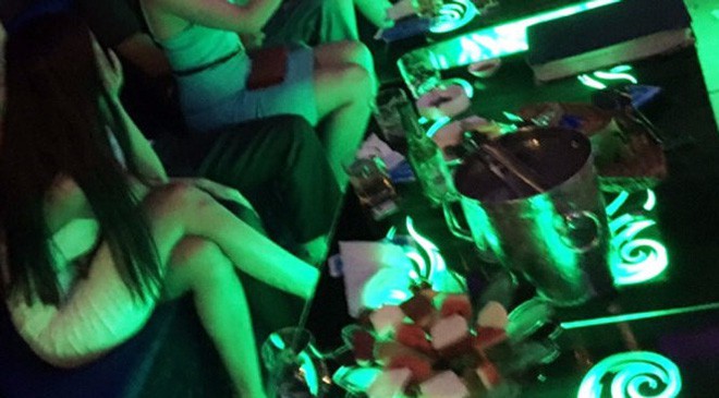 Bạn gái đòi chia tay để yêu người giàu hơn, 5 năm sau chàng trai bất ngờ gặp người cũ làm tay vịn quán karaoke