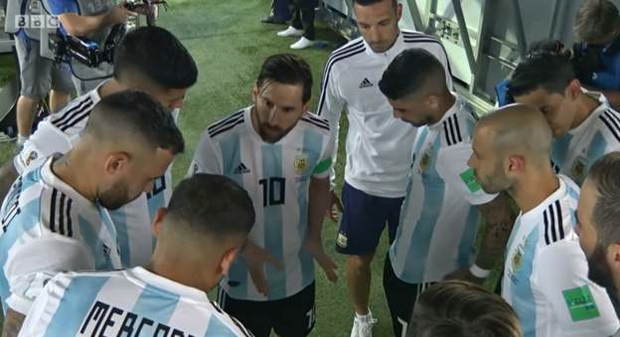 Sốc: HLV Sampaoli phải xin phép Messi mới dám tung Aguero vào sân