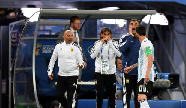 Sốc: HLV Sampaoli phải xin phép Messi mới dám tung Aguero vào sân