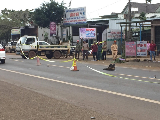 Vụ mẹ bị xe tông tử vong trong lúc đưa con đi thi: Người chồng cũng gặp tai nạn gãy chân