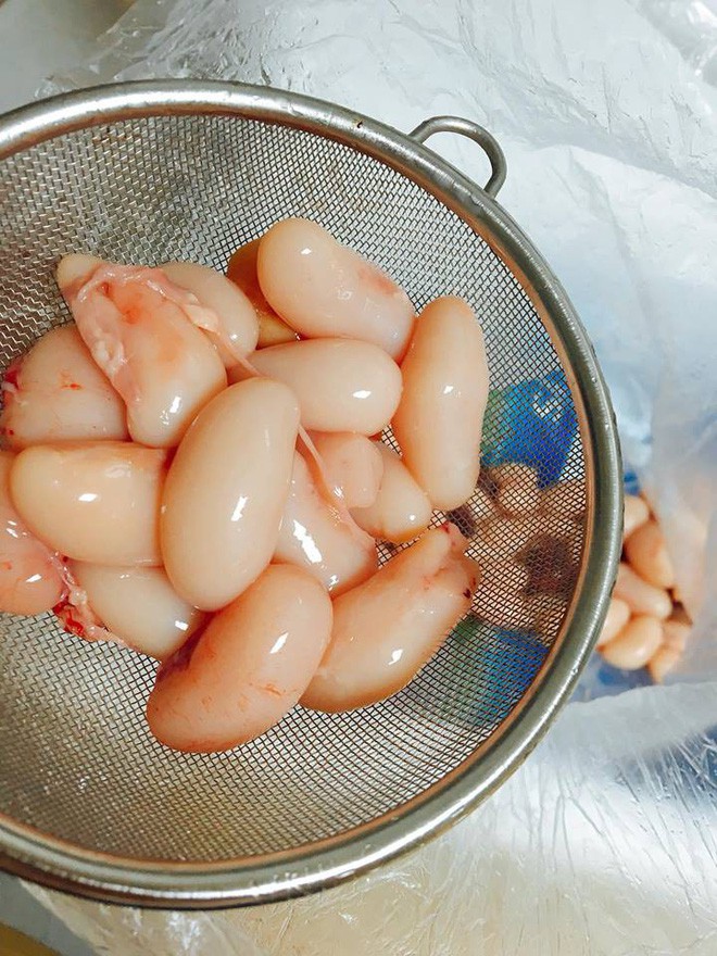 Cô gái trẻ khoe món ăn đam mê cháy bỏng trị giá cả triệu đồng, cánh mày râu bỏ chạy tán loạn