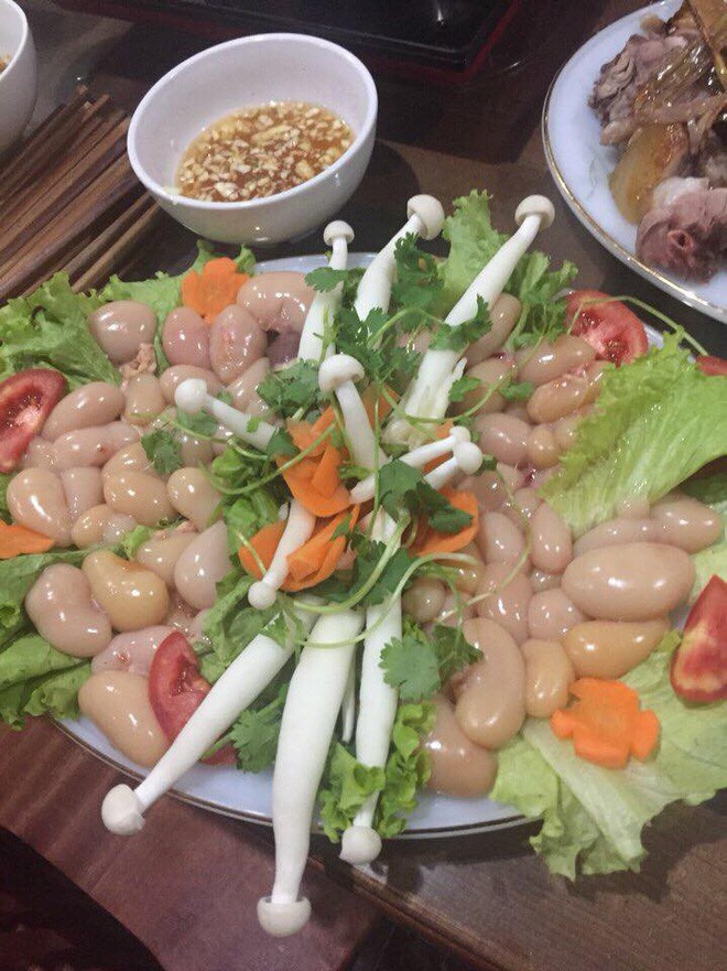 Cô gái trẻ khoe món ăn đam mê cháy bỏng trị giá cả triệu đồng, cánh mày râu bỏ chạy tán loạn