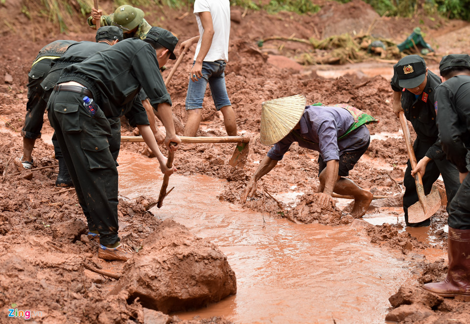 Hơn 50 người ngụp lặn trong biển bùn tìm 5 nạn nhân mất tích