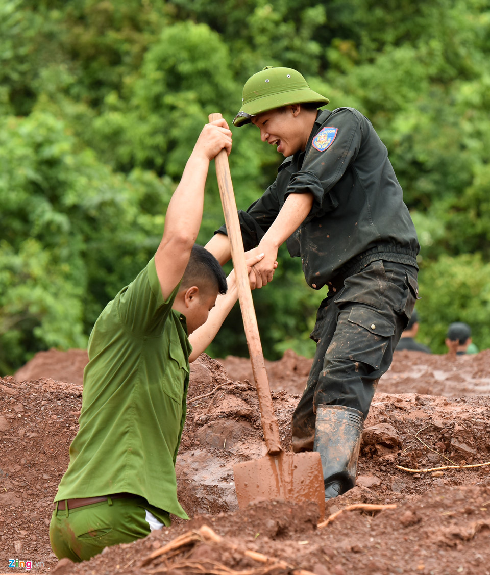 Hơn 50 người ngụp lặn trong biển bùn tìm 5 nạn nhân mất tích