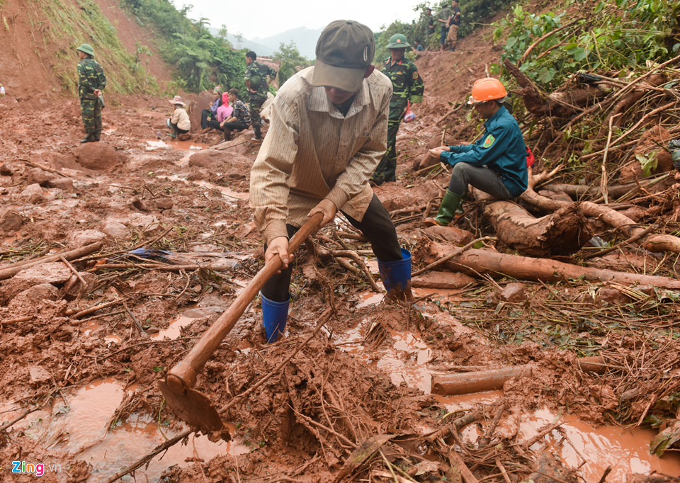 Hơn 50 người ngụp lặn trong biển bùn tìm 5 nạn nhân mất tích