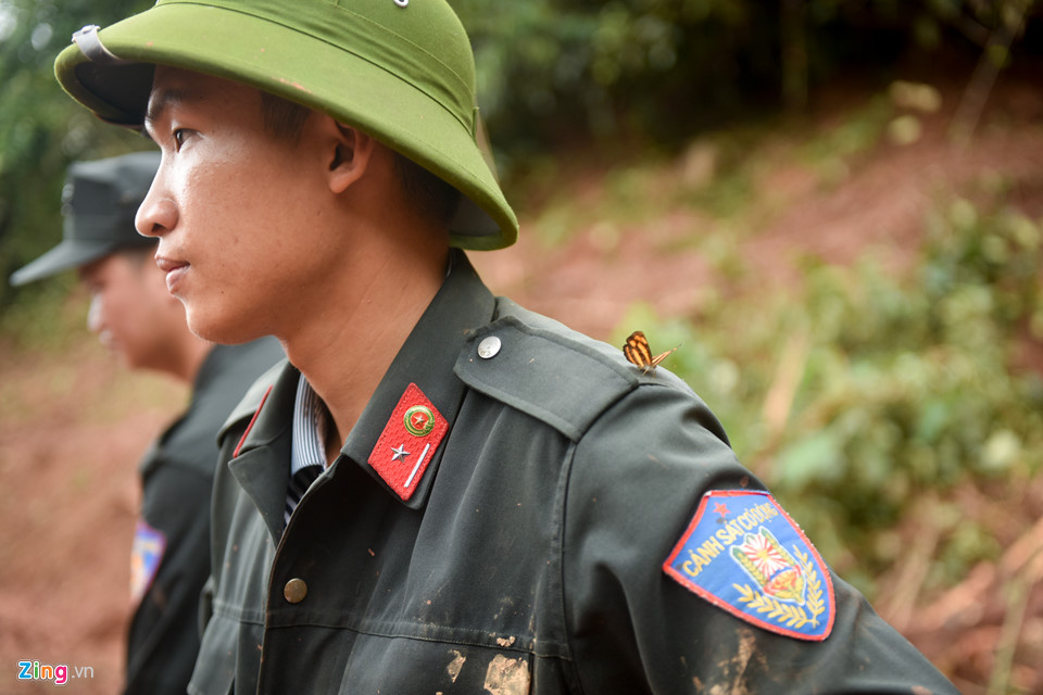 Hơn 50 người ngụp lặn trong biển bùn tìm 5 nạn nhân mất tích