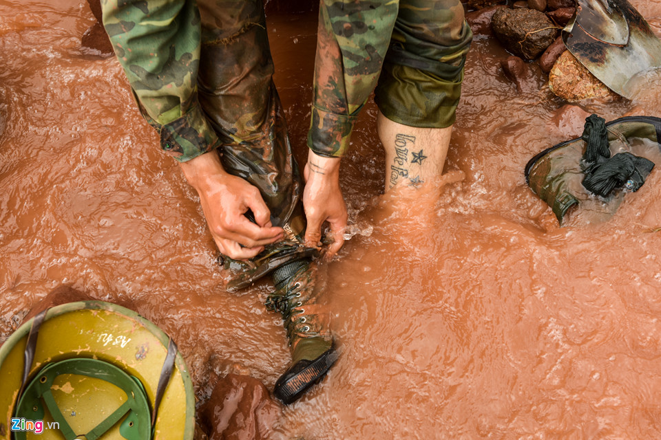 Hơn 50 người ngụp lặn trong biển bùn tìm 5 nạn nhân mất tích
