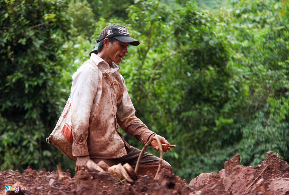 Hơn 50 người ngụp lặn trong biển bùn tìm 5 nạn nhân mất tích