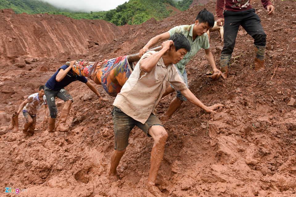 Hơn 50 người ngụp lặn trong biển bùn tìm 5 nạn nhân mất tích