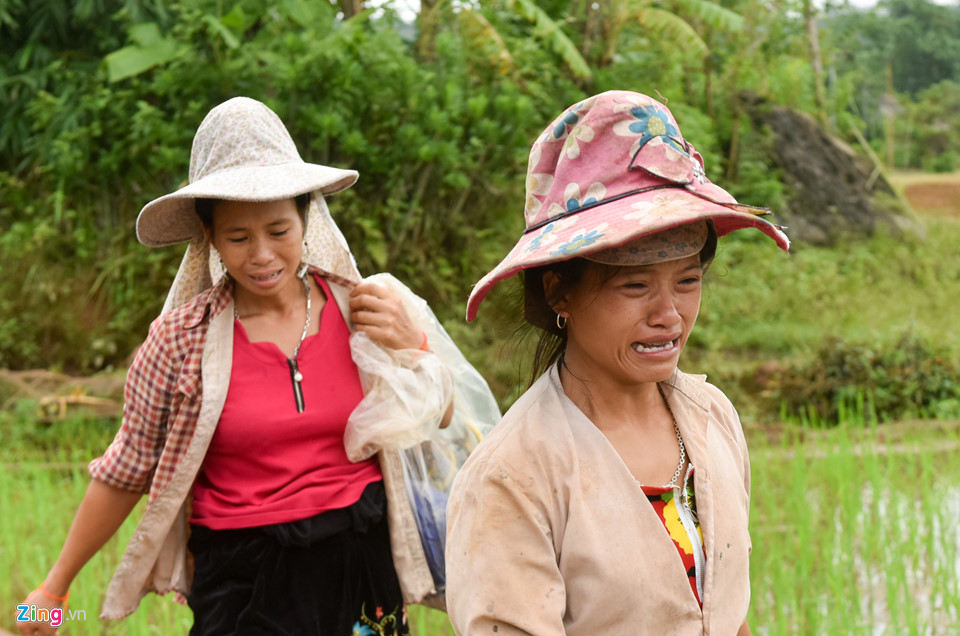 Hơn 50 người ngụp lặn trong biển bùn tìm 5 nạn nhân mất tích