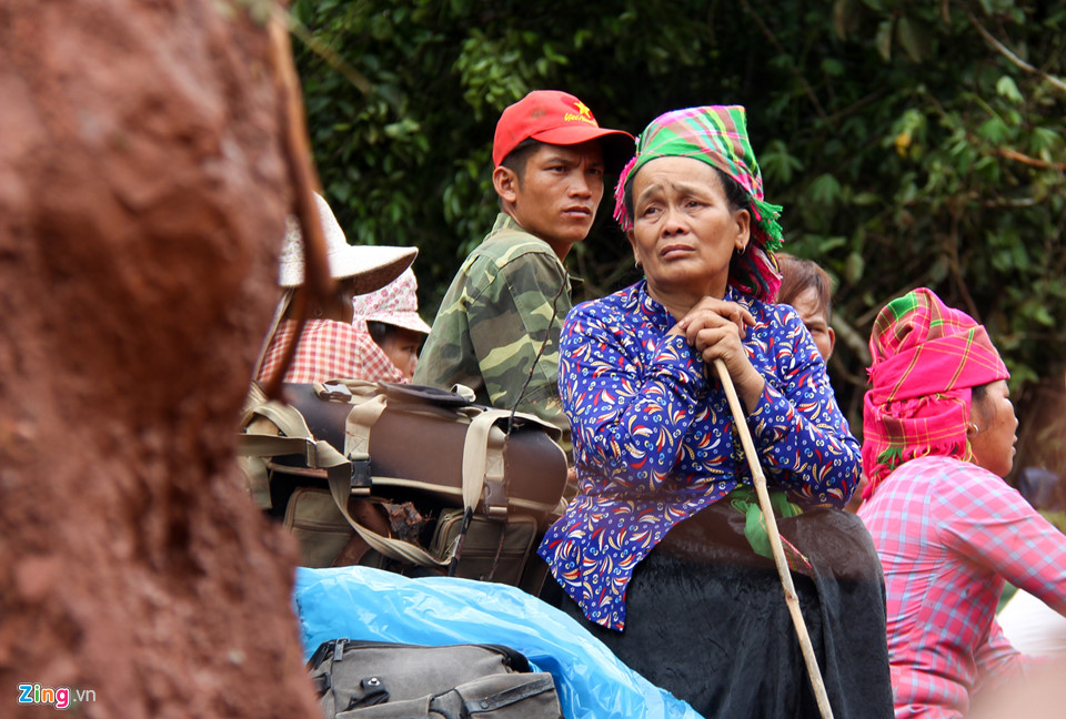 Hơn 50 người ngụp lặn trong biển bùn tìm 5 nạn nhân mất tích