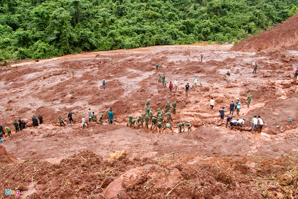 Hơn 50 người ngụp lặn trong biển bùn tìm 5 nạn nhân mất tích