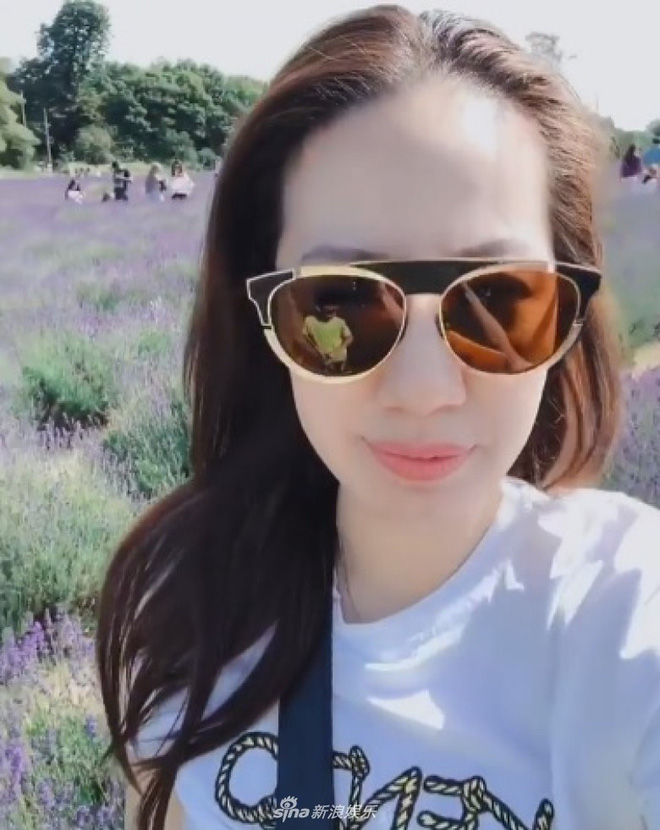 Vợ Hoa hậu kim cương của Chân Tử Đan khoe chân dài miên man, nhan sắc tươi trẻ như gái 18