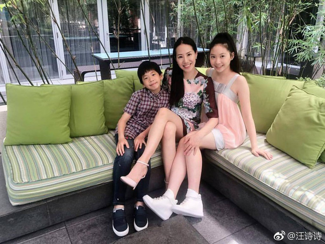 Vợ Hoa hậu kim cương của Chân Tử Đan khoe chân dài miên man, nhan sắc tươi trẻ như gái 18 Vợ Hoa hậu kim cương của Chân Tử Đan khoe chân dài miên man, nhan sắc tươi trẻ như gái 18