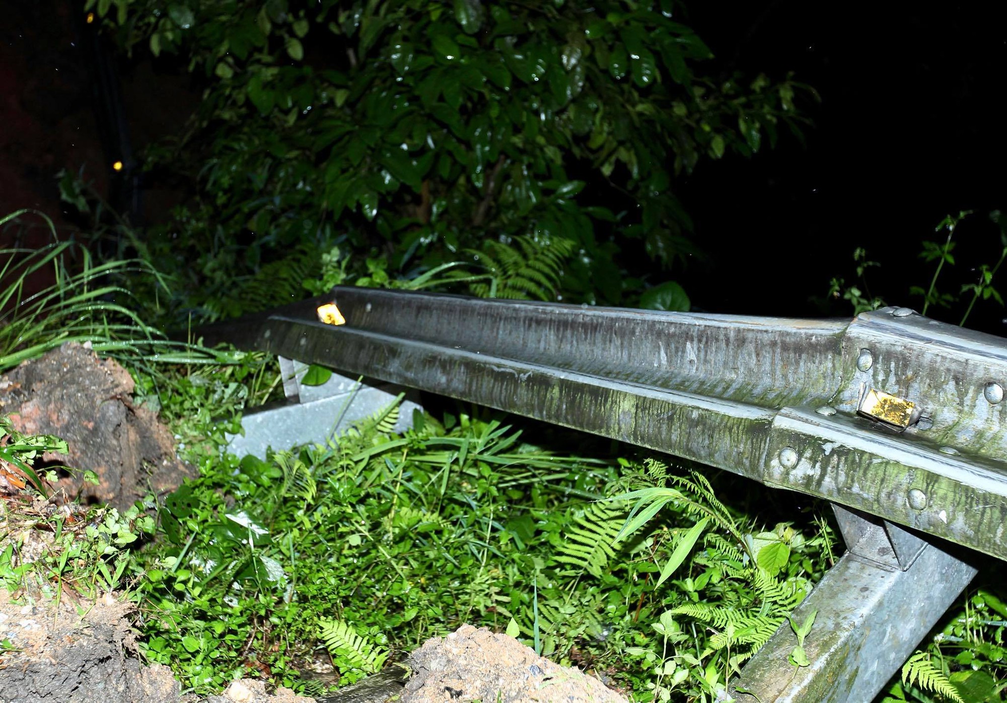 Lào Cai: Hơn 3000 khối đất đá sạt lở đổ xuống Quốc lộ 4D, giao thông tê liệt hoàn toàn