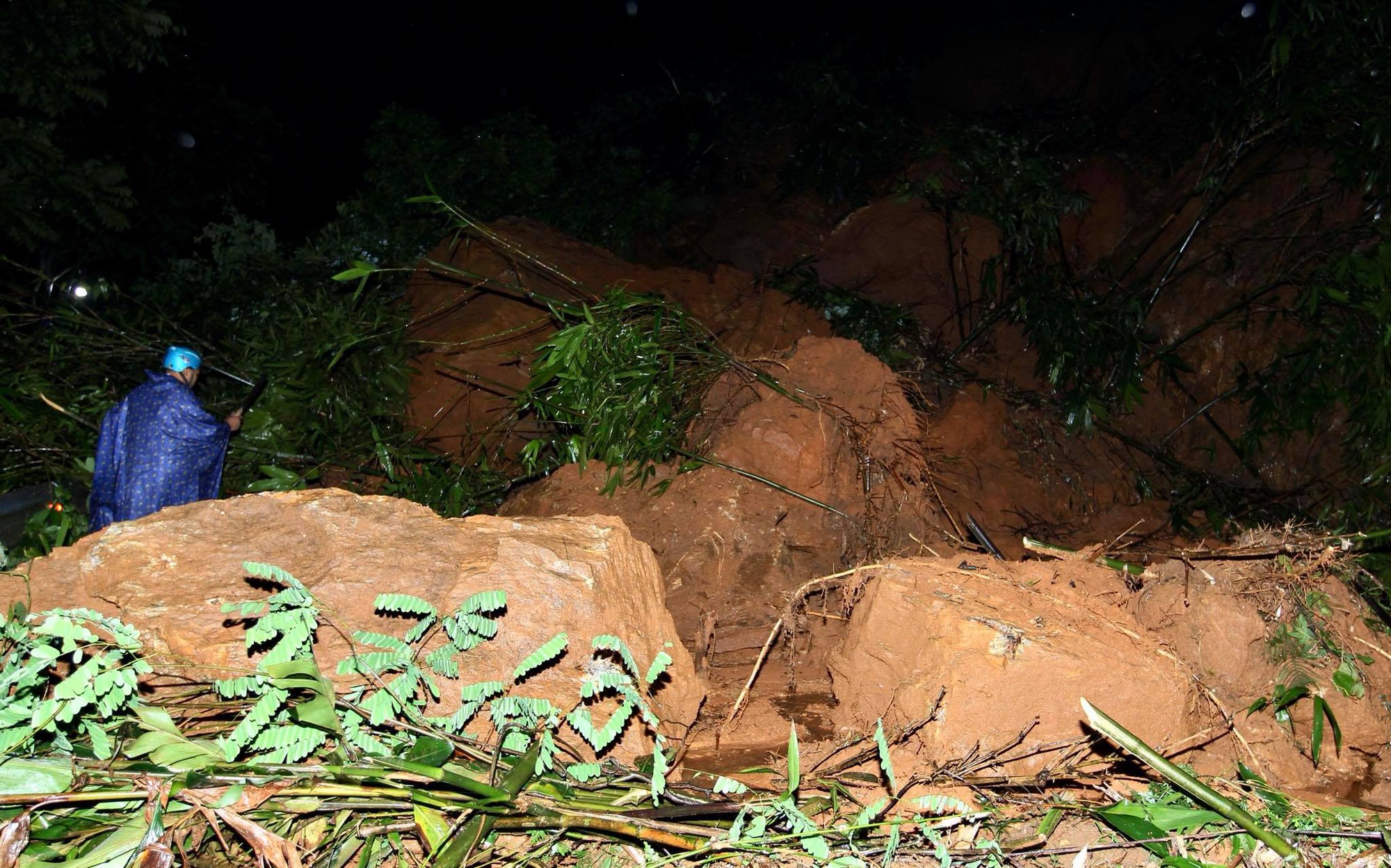 Lào Cai: Hơn 3000 khối đất đá sạt lở đổ xuống Quốc lộ 4D, giao thông tê liệt hoàn toàn