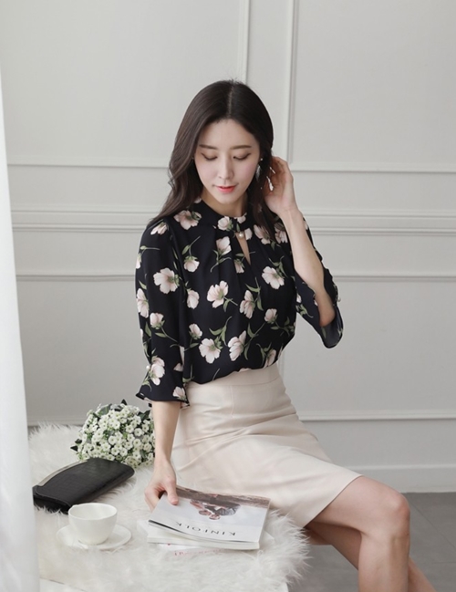 Sơ mi công sở không nhất thiết phải kín như bưng Sơ mi công sở không nhất thiết phải kín như bưng