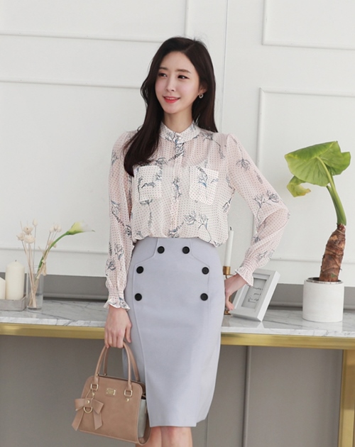 Sơ mi công sở không nhất thiết phải kín như bưng Sơ mi công sở không nhất thiết phải kín như bưng