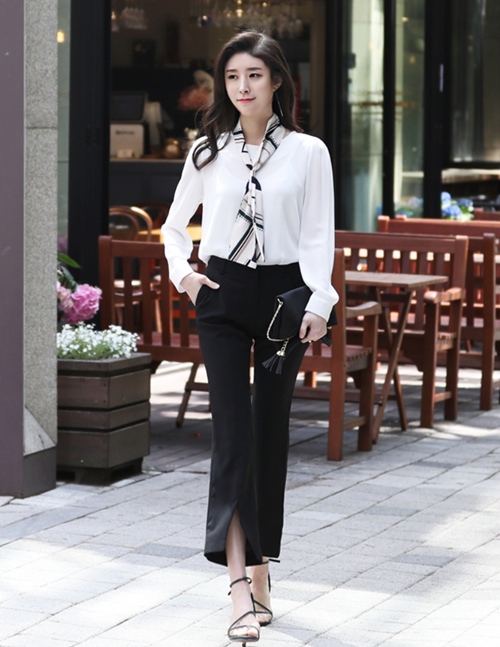 Sơ mi công sở không nhất thiết phải kín như bưng