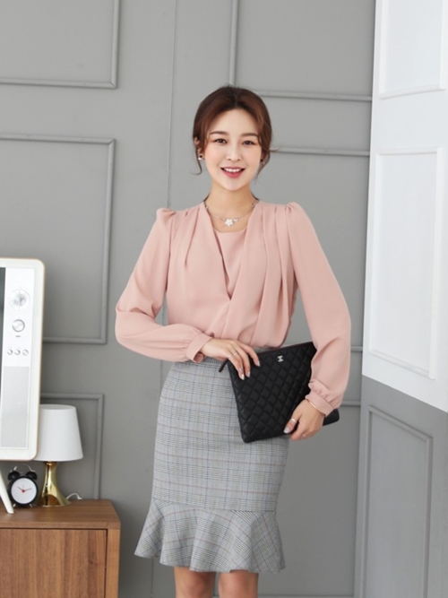 Sơ mi công sở không nhất thiết phải kín như bưng Sơ mi công sở không nhất thiết phải kín như bưng