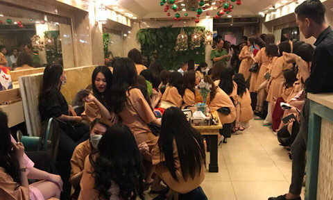 Ve sầu thoát xác bên trong nhà hàng thác loạn